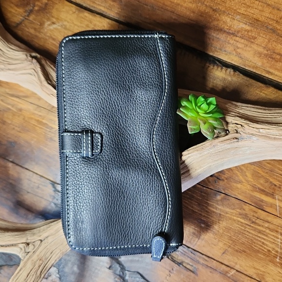 NWOT Tignanello Leather Wallet Clutch - Picture 2 of 7